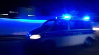 Ein Streifenwagen der Polizei mit Blaulicht.