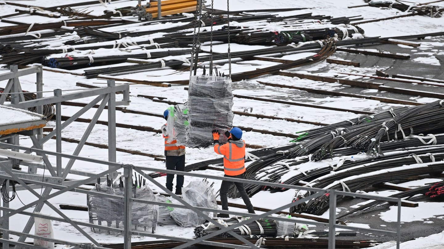 Bauarbeiter auf einer Baustelle: Die Bauwirtschaft in Baden-Württemberg verzeichnete 2022 nach eigenen Angaben ein Umsatzminus von sieben Prozent.