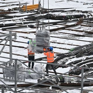 Bauarbeiter auf einer Baustelle: Die Bauwirtschaft in Baden-Württemberg verzeichnete 2022 nach eigenen Angaben ein Umsatzminus von sieben Prozent. 