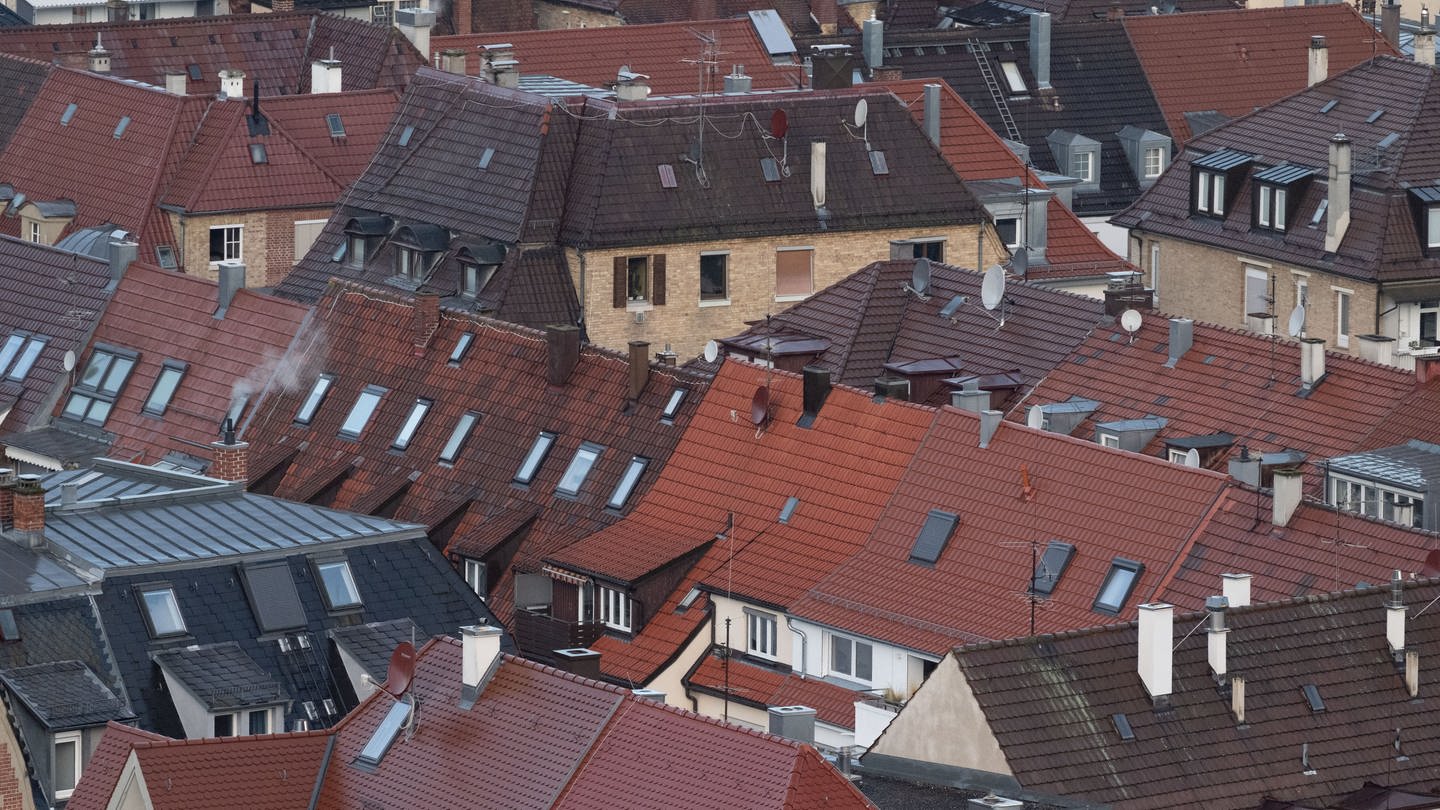 Hausdächer sind im Stuttgarter Talkessel zu sehen.