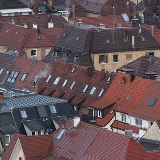 Hausdächer sind im Stuttgarter Talkessel zu sehen.