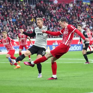 der SC Freiburg spielt gegen den 1. FC Augsburg