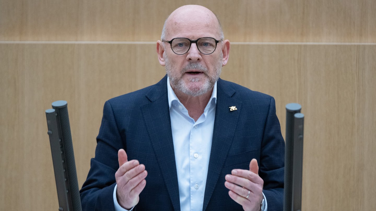 Winfried Hermann (Grüne), Verkehrsminister von Baden-Württemberg, spricht im Landtag von Baden-Württemberg.