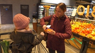 Barbara Vetters und ihre Tochter Lina kaufen immer Mittwochs für die ganze Woche ein.