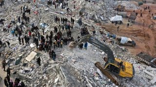 Zivilschutzmitarbeiter und Anwohner durchsuchen die Trümmer eingestürzter Gebäude nach Überlebenden, nachdem Erdbeben der Stärke 7,8 in Syrien und der Türkei Gebäude erschütterten und über 900 Menschen das Leben kosteten.