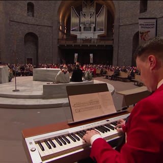 Pianist spielt fur närrischen Gottesdienst in einer Kirche