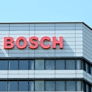 Das Logo des Industriekonzerns Bosch ist an der Hauptverwaltung zu sehen.