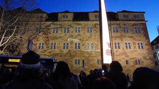 Das Alten Schloss wird mit einer Lichtprojektion zum Gedenken an die Opfer der rassistisch motivierten Anschläge von Hanau im Jahr 2020 illuminiert.