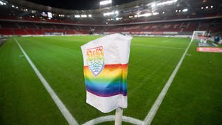 Eine Abdeckung mit einem Regenbogenaufdruck in der Mercedes-Benz Arena.