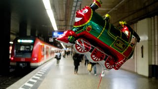 Ein scheinbar harmloser Ballon in Form einer Lokomotive und mit Helium gefüllt, wie hier auf dem Bild an einem Bahnsteig, kann ein ganzes S-Bahn-Netz aus dem Takt bringen. Die S-Bahn Stuttgart kann ein Lied davon singen.