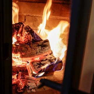 Brennendes Holz in einem Kachelofen