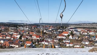Ein Skilift ist vor blauem Himmel  in Baden-Württemberg zu sehen. Skifahren ist aufgrund von Tauwetter nicht möglich.