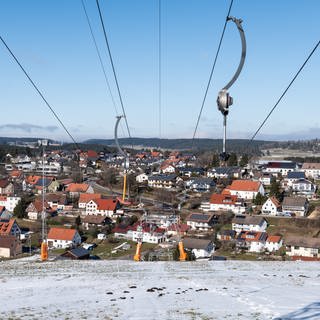 Ein Skilift ist vor blauem Himmel  in Baden-Württemberg zu sehen. Skifahren ist aufgrund von Tauwetter nicht möglich.