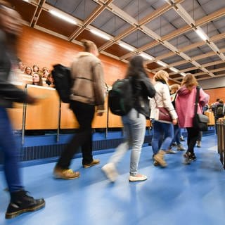 Studenten kommen in Heidelberg an der Universität zur Begrüßung der Erstsemster-Studenten in einen Hörsaal