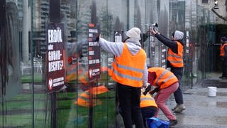 Klimaaktivisten der "Letzen Generation" beschmieren ein Denkmal in Berlin mit schwarzer Farbe
