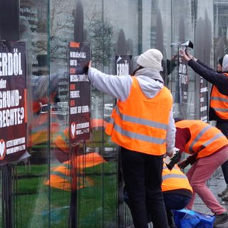 Klimaaktivisten der "Letzen Generation" beschmieren ein Denkmal in Berlin mit schwarzer Farbe
