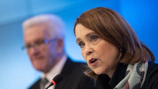 Petra Olschowski (Grüne), Wissenschaftsministerin von Baden-Württemberg, und Winfried Kretschmann (Grüne), Ministerpräsident von Baden-Württemberg, nehmen an der Landespressekonferenz Baden-Württemberg teil.