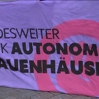 Auf lilanem Tuch steht "Bundesweiter Streik autonomer Fraunhäuser"