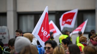 Zahlreiche Menschen nehmen an einer Demonstration von Pflegekräften des Ostalbklinikums, der Baubetriebe und Friedhöfe der Stadt Aalen sowie der Straßenmeisterei Aalen teil.