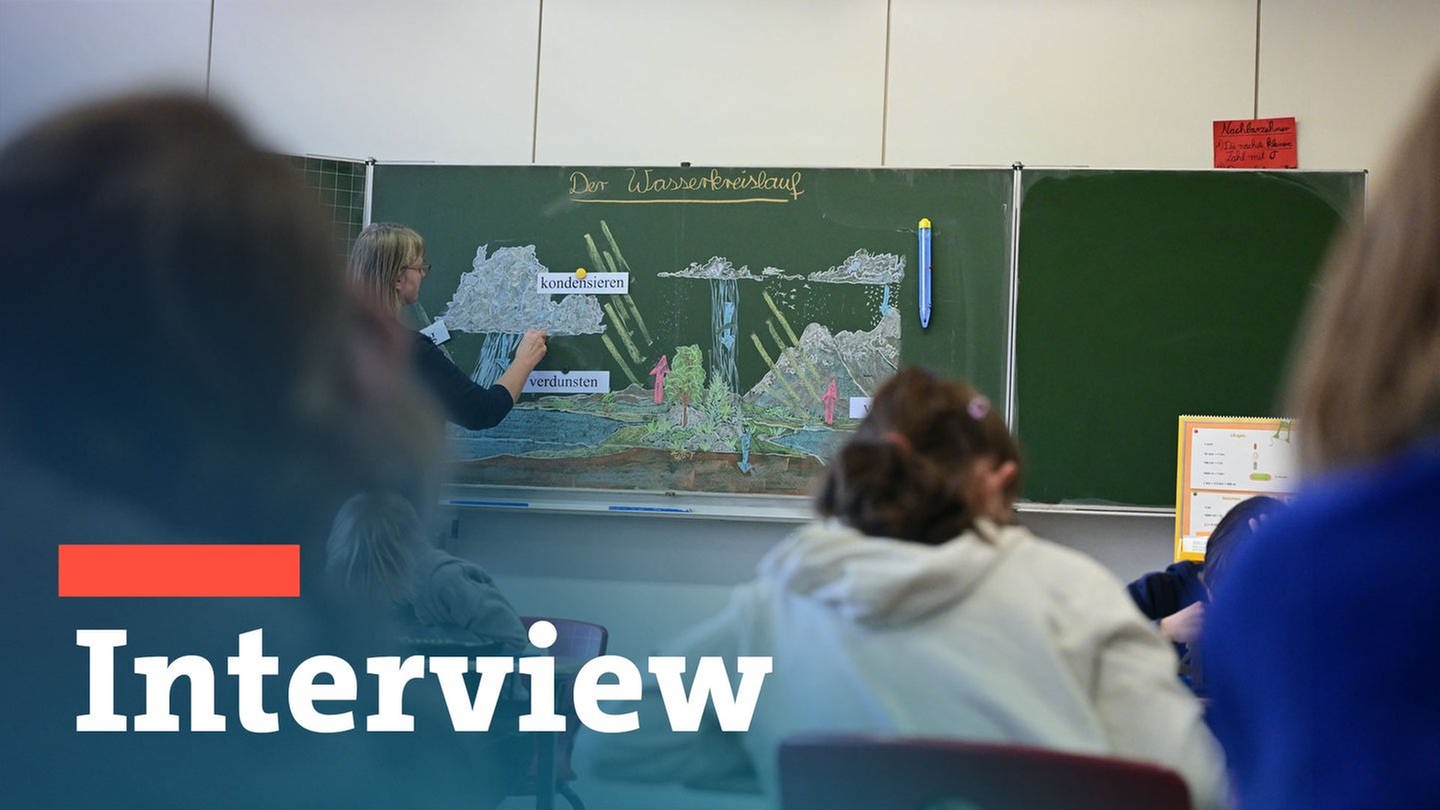 Schulkinder nehmen am Unterricht in einer Grundschule in Stuttgart teil.
