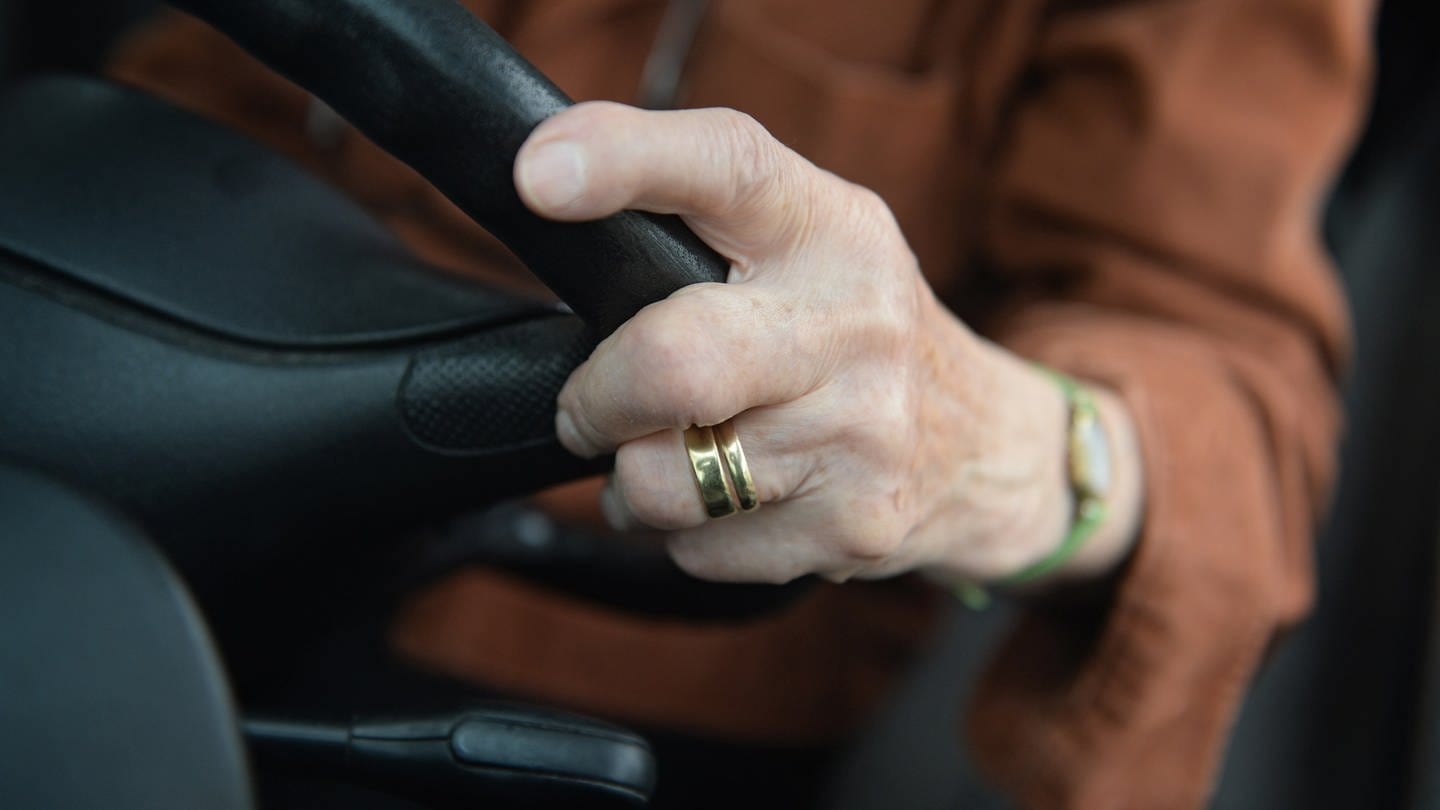 Eine 84-jährige Frau sitzt am 30.04.2013 in Weingarten (Landkreis Ravensburg) am Steuer ihres Kleinwagens. Ältere Autofahrer sind im Straßenverkehr oft überfordert, sagen Unfallforscher. Viele seien jedoch nicht einsichtig. Deshalb seien verbindliche Testfahrten angebracht.