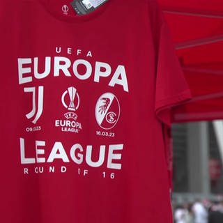 Rotes T-Shirt mit Europa League Aufschrift