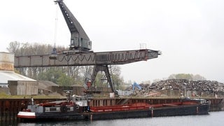 Im Karlsruher Rheinhafen wird ein Schiff entladen.