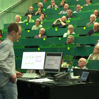 Senioren in Uni Hörsaal