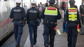 Polizeibeamte und Mitarbeiter der DB-Sicherheit an einem Bahnsteig des Hauptbahnhofs Stuttgart