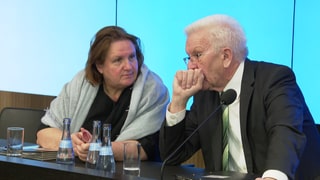 Theresa Schopper und Winfried Kretschmann (beide Grüne) beraten sich 