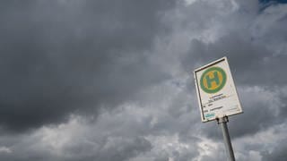Ein Schild weist auf die Bushaltestelle "Laichingen Vor Westerlau" im Alb-Donau-Kreis hin.