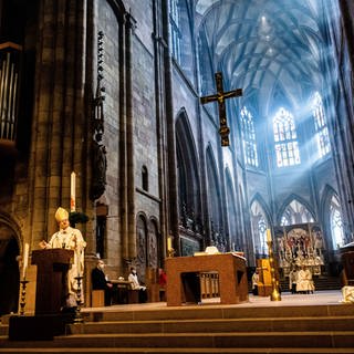 Erzbischof Stephan Burger spricht zu den Gläubigen (Archivbild)