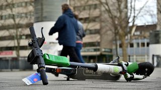 Ein E-Scooter liegt in Mannheim auf der Straße