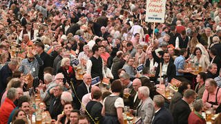 Gastwirte nehmen an der politischen Kundgebung des Hotel- und Gaststättenverbands DEHOGA Baden-Württemberg auf dem Stuttgarter Frühlingsfest teil. Zentrales Thema ist der Kampf für faire steuerliche Rahmenbedingungen.