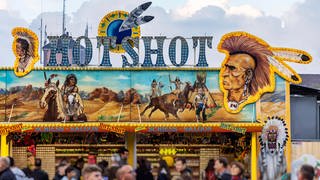 Ein Schiess-Saloon wirbt noch im Jahr 2022 mit Indianern. Fotografiert auf dem 175. Cannstatter Volksfest auf dem Cannstatter Wasen in Stuttgart.