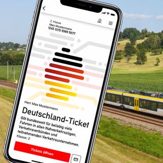 Deutschland-Ticket auf einem Handy mit Regionalbahn im Kreis Göppingen