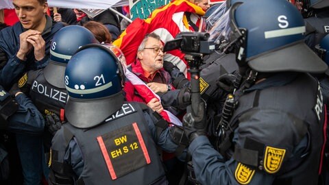 Einheiten der Polizei geraten bei einer Kundgebung zum Tag der Arbeit (1. Mai) mit Demonstranten an einander.