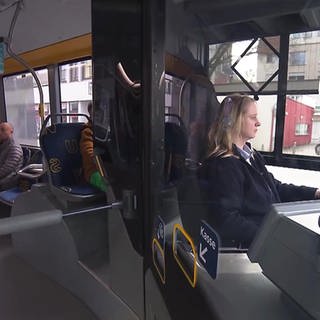Busfahrerin und Fahrgäste im Bus