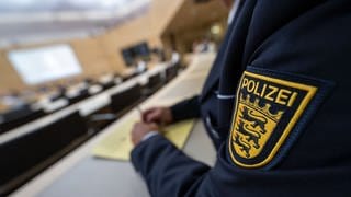 Ein Polizist aus Baden-Württemberg nimmt als Berater an einer öffentlichen Anhörung zur sexuellen Belästigung in Landesbehörden im Plenarsaal des Landtags von Baden-Württemberg teil.