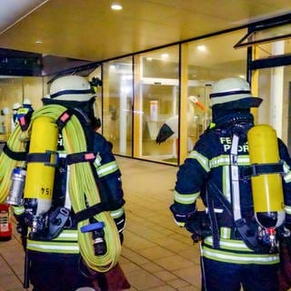 Einsatzkräfte der Feuerwehr sind bei einem Brand in einem Krankenhaus im Einsatz. 