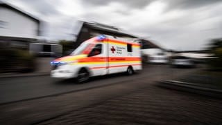 Ein Rettungswagen des Deutschen Roten Kreuzes (DRK) ist unterwegs in eine Klinik.