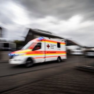 Ein Rettungswagen des Deutschen Roten Kreuzes (DRK) ist unterwegs in eine Klinik.