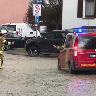 Feuerwehrauto in überschwemmter Straße