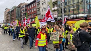 Streikende demonstrieren in Mannheim