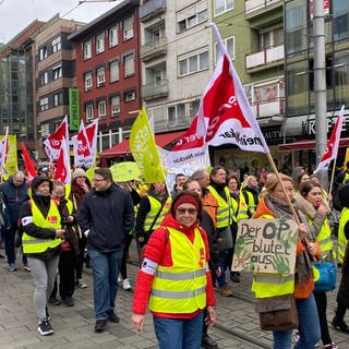 Streikende demonstrieren in Mannheim