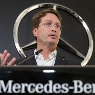 Ola Källenius, Vorstandsvorsitzender der Mercedes-Benz Group AG, spricht an einem Rednerpult. 