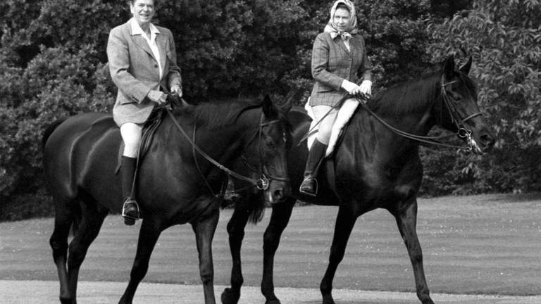 US-Präsident Ronald Reagan, der mit Königin Elisabeth II. im Windsor Home Park reitet. 