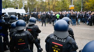 Polizisten in Baden-Württemberg sollen bei großen Einsätzen künftig individuell gekennzeichnet werden. 