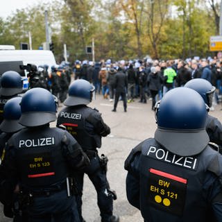 Polizisten in Baden-Württemberg sollen bei großen Einsätzen künftig individuell gekennzeichnet werden. 