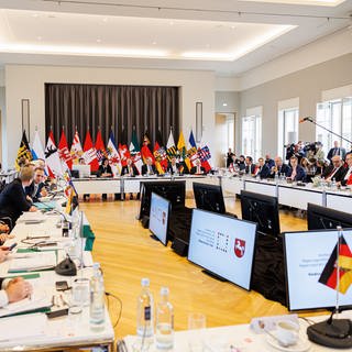 Ministerpräsidenten und Regierungschefs der Bundesländer sitzen während einer Sitzung der Ministerpräsidentenkonferenz im Schloss Herrenhausen. 